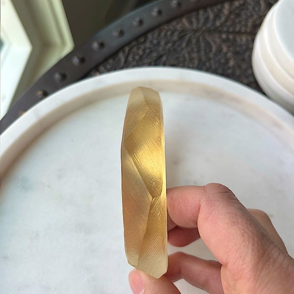 VTG ALEXIS BITTAR HAND CARVED FROSTED FACETED LUCITE BANGLE BRACELET - Picture 1 of 4